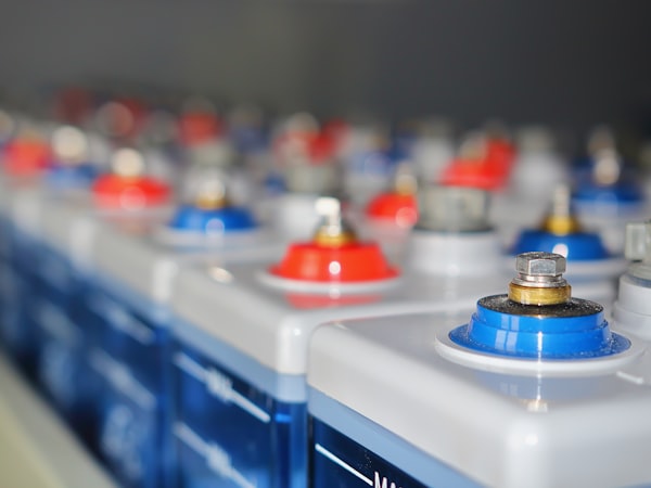 Rows of battery cells with red and blue terminals